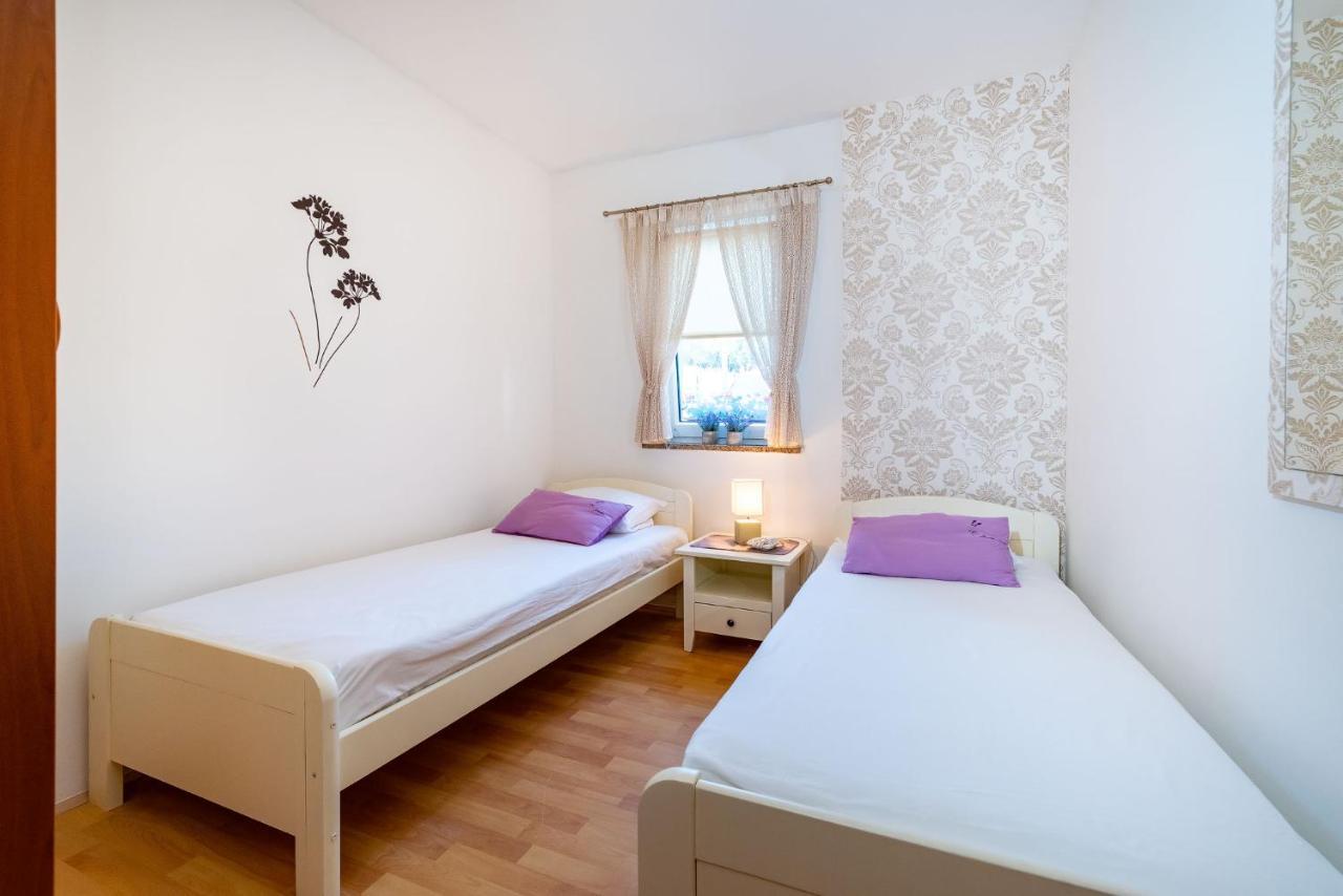 Apartments Milka Povljana Buitenkant foto